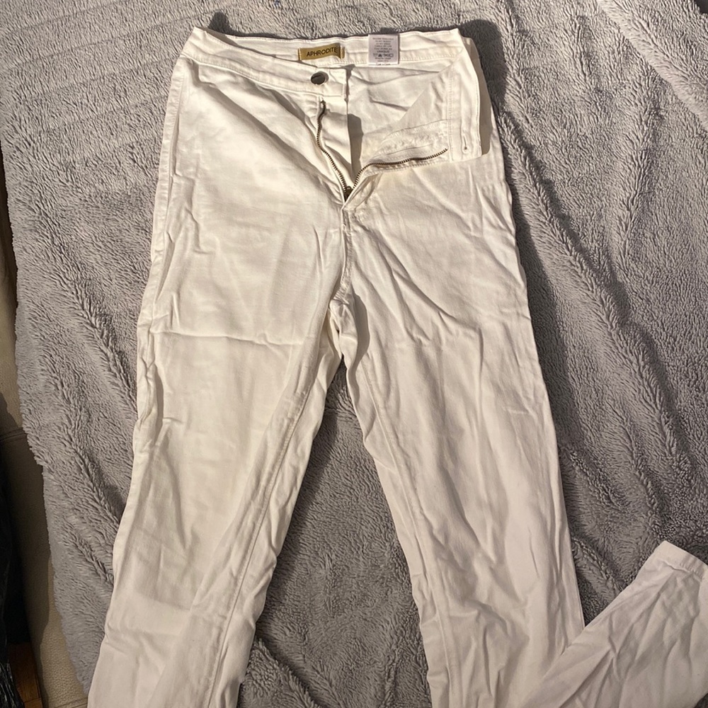 Straight leg. White stretchy jeans. Great quality